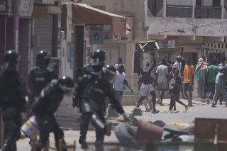 L'université de Dakar a pris des airs de champ de bataille. Des groupes de jeunes ont affronté à coups de pierres les policiers en tenue antiémeutes ripostant à coups de gaz lacrymogènes.